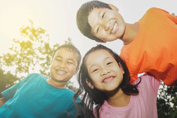 Primer Plano Los Niños Asiáticos Parque Sonriendo Cámara —  Fotos de Stock