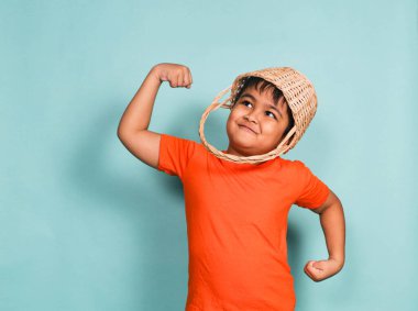 Yeşil arka planda Asyalı Taylandlı çocuğun portresi.