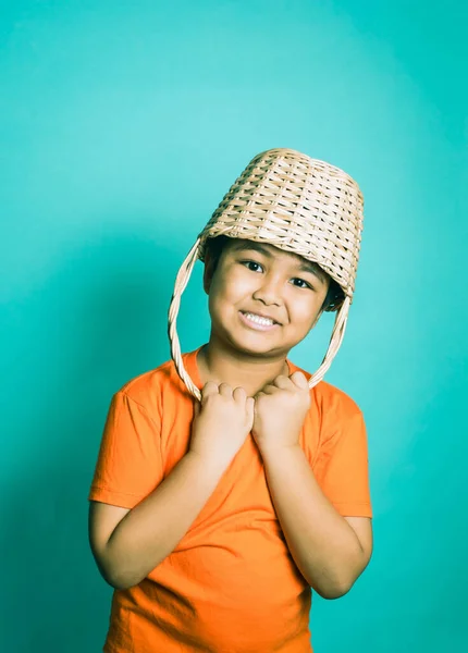 Portrét Asijského Thajského Chlapce Zeleném Pozadí — Stock fotografie