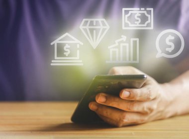 Finans Simgesi ile Akıllı Telefon kullanan İşadamı