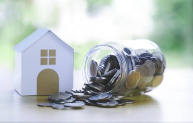 Para ve ev modeli ahşap masada..