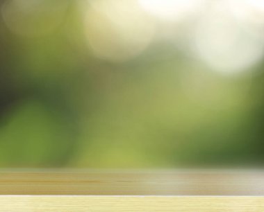 Boş ahşap masa, yeşillik bahçesi arka planında boş alan.