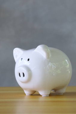 Seramik domuz kumbarası ahşap masada..