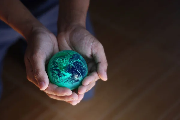 Globe Estaba Manos Humanas Día Tierra Concepto Ahorro Energía Elementos — Foto de Stock