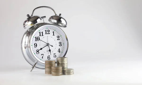 Годинник Нагадування Стопкою Монети Концепція Фінансового Плану — стокове фото