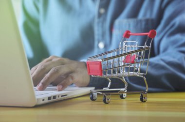 Akıllı telefon uygulaması, online ödeme, bankacılık ve internet üzerinden alışveriş, dijital para transferi, bankacılık ve ticaret konsepti ile akıllı telefon alışverişi yapan işadamı