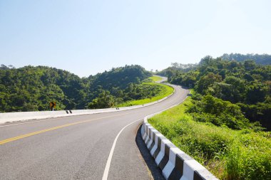 Güzel virajlı bir yol, Taylan 'ın kuzeyinde Nan Eyaleti' nde dağ boyunca üç virajlı yol.