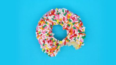 Donutun ısırıklarla yok oluşunun hareketli görüntülerini durdur