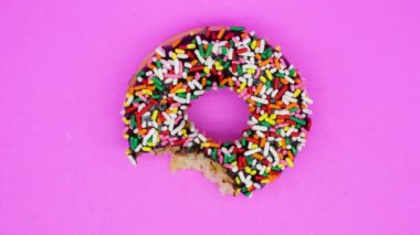 Donutun pembe arka plandaki hareketli görüntülerini durdur. Isırıklarla yok ol.