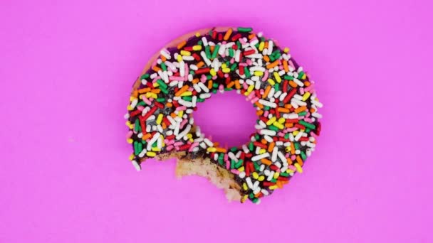 Stop Motion Metraje Donut Sobre Fondo Rosa Desapareciendo Las Picaduras — Vídeo de stock