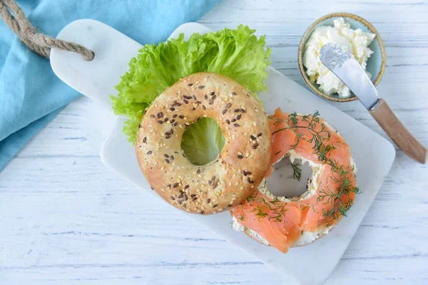 Färsk Flerkornig Bagel Med Färskost Laxskivor Dill Och Sallad Ovanifrån Royaltyfria Stockbilder