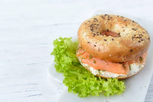 Krem Peynirli Çok Tahıllı Simit Somon Dilimleri Dereotu Yeşil Salata Stok Fotoğraf