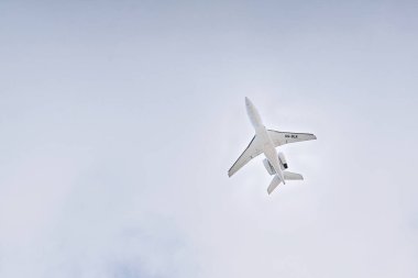 09 / 25 / 2021; MadridSpain; NetJets Europe 9VR uçağı (CS-DLKNJE9VR) Barajas 'taki T-4 terminalinden ayrılıyor