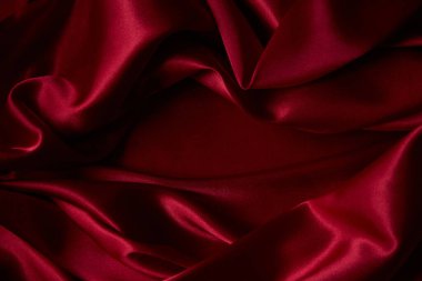 Kırmızıyla örtülmüş güzel ipek kumaş. Saten kumaş dalgalarının arka planı