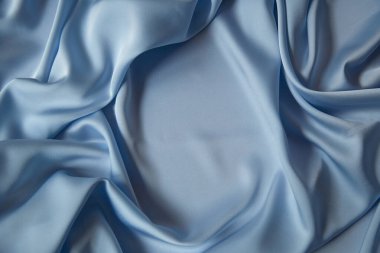 Maviyle örtülmüş güzel ipek kumaş. Saten kumaş dalgalarının arka planı