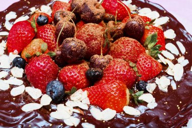 Tahta masada kırmızı böğürtlenlerle süslenmiş Brownie pastası..