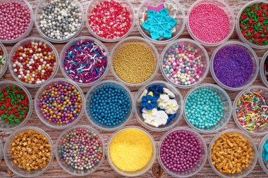 Yenilebilir inciler, taneler ve içecekler, pasta ve tatlıları süslemek için çok renkli..