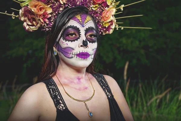 砂糖の頭蓋骨の化粧をした若い女性 死者の日 カリナの肖像 — ストック写真