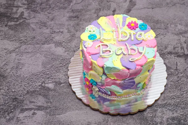 케이크는 그림을 장식하였다 시멘트 식탁에 케이크 — 스톡 사진