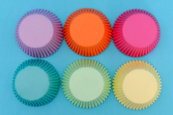 Papierformen Für Cupcakes Auf Blauem Hintergrund Bunte Schimmelpilze — Stockfoto