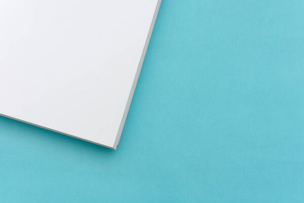 Листы бумаги на синем фоне.