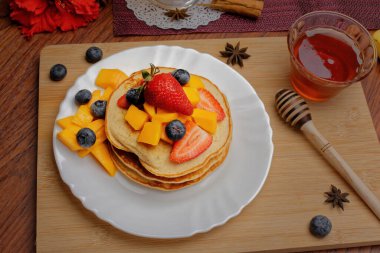 Peynirli kekler kahvaltıya hazır. Çilekle süslenmiş sıcak kekler..
