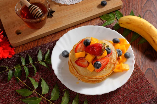 Pasteles Calientes Servidos Listos Para Desayuno Hotcakes Decorados Con Fresas — Foto de Stock