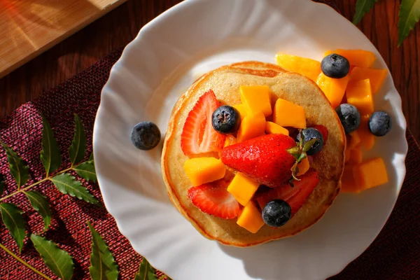 Zum Frühstück Werden Warme Kuchen Serviert Hotcakes Mit Erdbeeren Dekoriert — Stockfoto