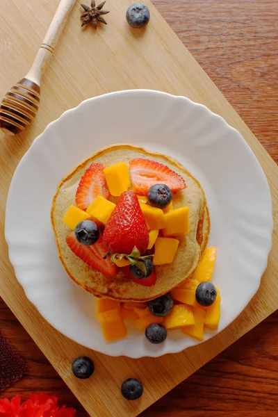 Zum Frühstück Werden Warme Kuchen Serviert Hotcakes Mit Erdbeeren Dekoriert — Stockfoto