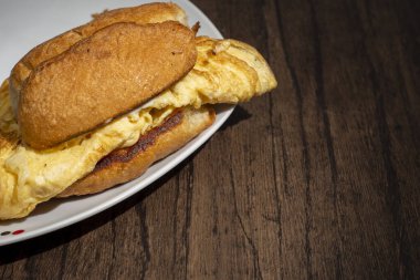 Ev yapımı yumurtalı tart, ahşap masada servis edilen kek..