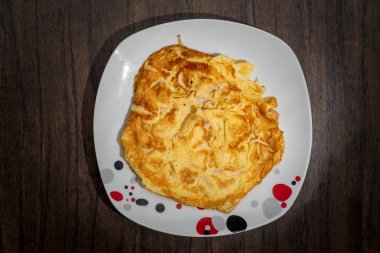 Tahta bir masada servis edilmiş yumurta omleti..