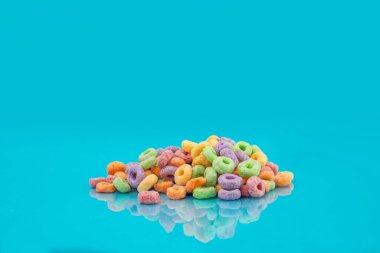 Mavi arkaplanda mısır gevreği yığını.