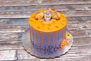 Pasta, ölüm gününü kutlamak için süslenmiş..