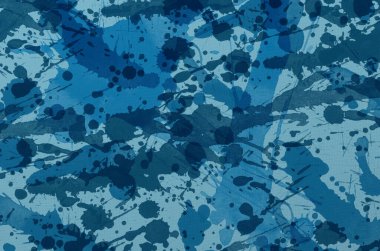 Kumaş desenli arka plan, mavinin farklı tonlarında boya lekeleri var. Kumaş zemin üzerinde rastgele mavi boya lekeleri.