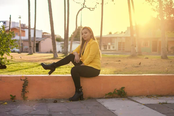 Sarı ceketli bir kadının açık hava portresi. Gün batımında bahçedeki genç Meksikalı kadının portresi..