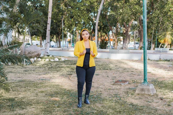 Retrato Livre Mulher Casaco Amarelo Retrato Jovem Mexicana Jardim Pôr — Fotografia de Stock