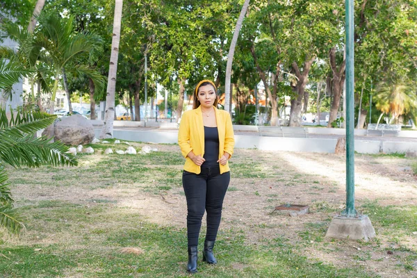 Retrato Livre Mulher Casaco Amarelo Retrato Jovem Mexicana Jardim Pôr — Fotografia de Stock