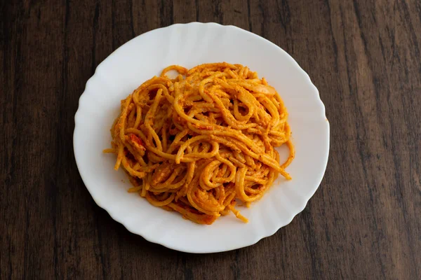 Spagetti Tál Szolgált Fehér Tányérral Fából Készült Asztalon Finom Spagetti — Stock Fotó