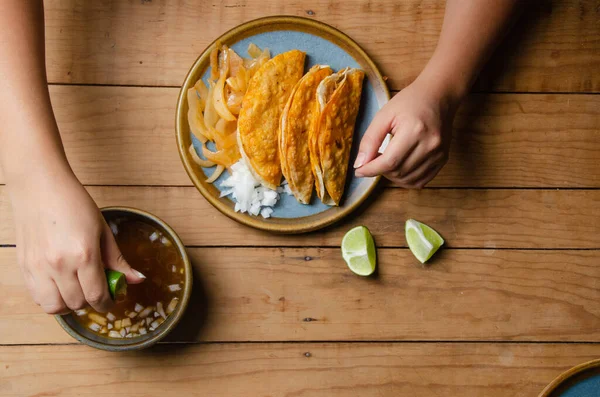 Grillezett Taco Arany Taco Tipikus Mexikói Élelmiszer — Stock Fotó