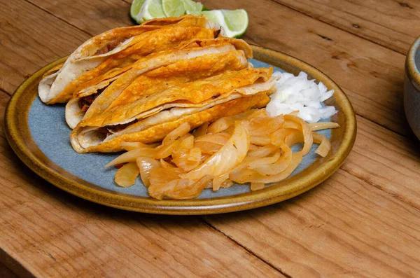 Barbekü Taco Altın Takolar Tipik Meksika Yemekleri — Stok fotoğraf