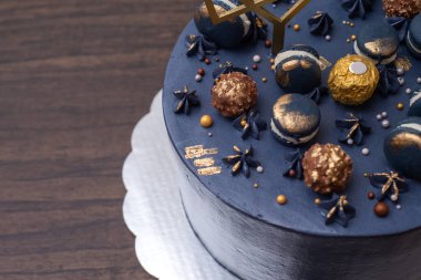 Makaronlarla süslenmiş güzel mavi pasta. 15. yaş günü pastası. Makaronlar ve çikolatalarla süslenmiş..