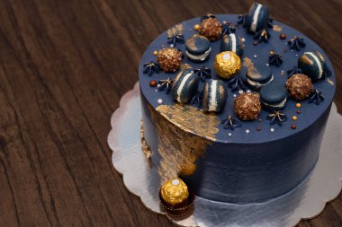 Makaronlarla süslenmiş güzel mavi pasta. 15. yaş günü pastası. Makaronlar ve çikolatalarla süslenmiş..