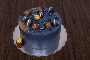 Makaronlarla süslenmiş güzel mavi pasta. 15. yaş günü pastası. Makaronlar ve çikolatalarla süslenmiş..