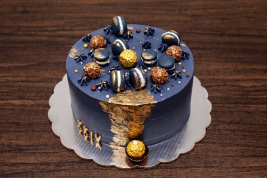 Makaronlarla süslenmiş güzel mavi pasta. 15. yaş günü pastası. Makaronlar ve çikolatalarla süslenmiş..