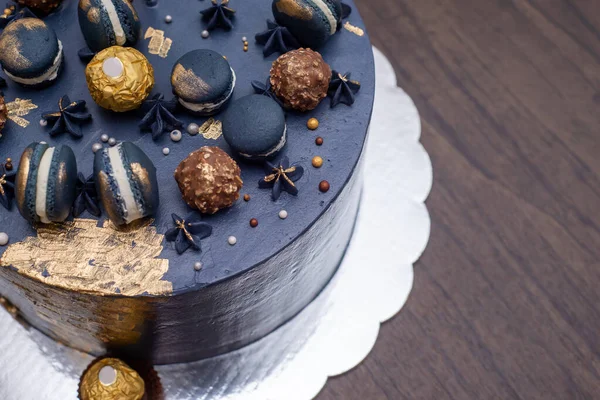 マカロンで飾られた美しい青いケーキ マカロンとチョコレートで飾られた15歳の誕生日お祝いケーキ — ストック写真