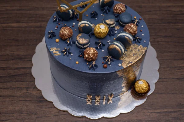 マカロンで飾られた美しい青いケーキ マカロンとチョコレートで飾られた15歳の誕生日お祝いケーキ — ストック写真