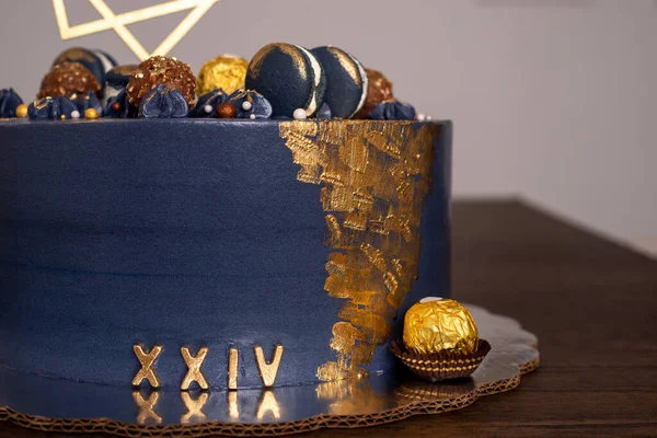 Prachtige Blauwe Taart Versierd Met Macarons Vijftien Verjaardagstaart Versierd Met — Stockfoto