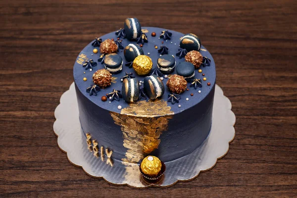 Makaronlarla süslenmiş güzel mavi pasta. 15. yaş günü pastası. Makaronlar ve çikolatalarla süslenmiş..