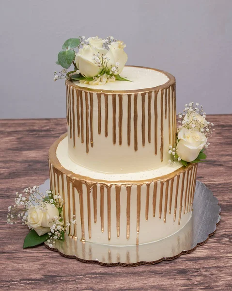 自然のバラで飾られたケーキ 木製のテーブルの上にバラで飾られた美しいウェディングケーキ — ストック写真