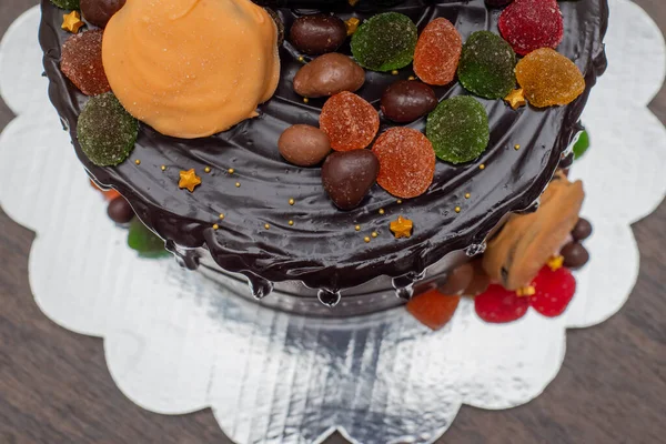 Chocoladetaart Versierd Met Gumdrops Bovenaanzicht Van Chocoladetaart Houten Tafel — Stockfoto